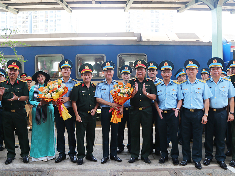 Các đơn vị Phòng không - Không quân phía Nam chào đón Đoàn cán bộ, chiến sĩ tham gia diễu binh, diễu hành tại Ga Biên Hòa
