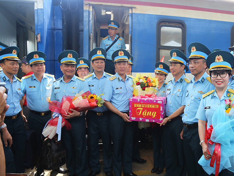 Các đơn vị Phòng không - Không quân phía Nam chào đón Đoàn cán bộ, chiến sĩ tham gia diễu binh, diễu hành tại Ga Biên Hòa