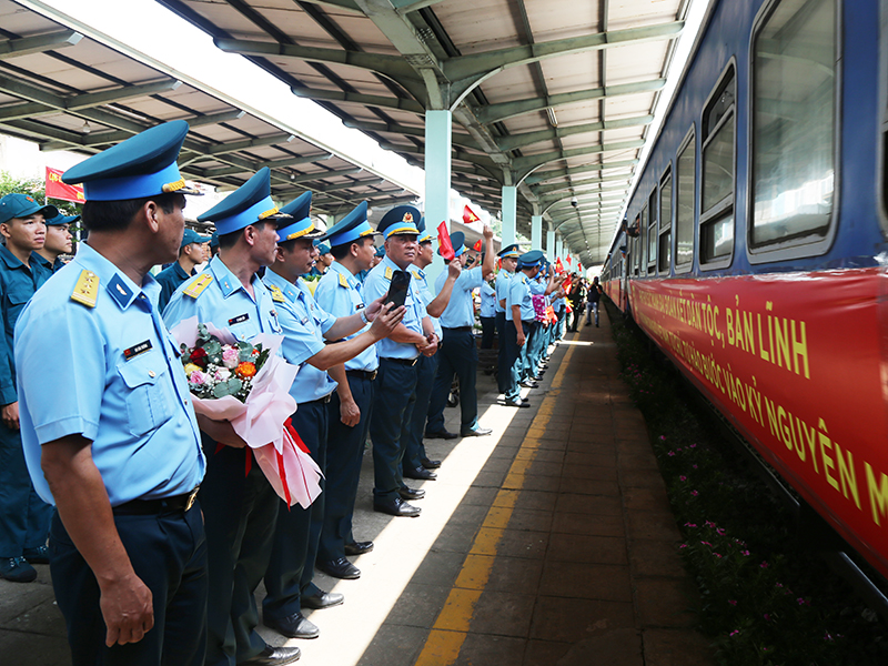 Các đơn vị Phòng không - Không quân phía Nam chào đón Đoàn cán bộ, chiến sĩ tham gia diễu binh, diễu hành tại Ga Biên Hòa