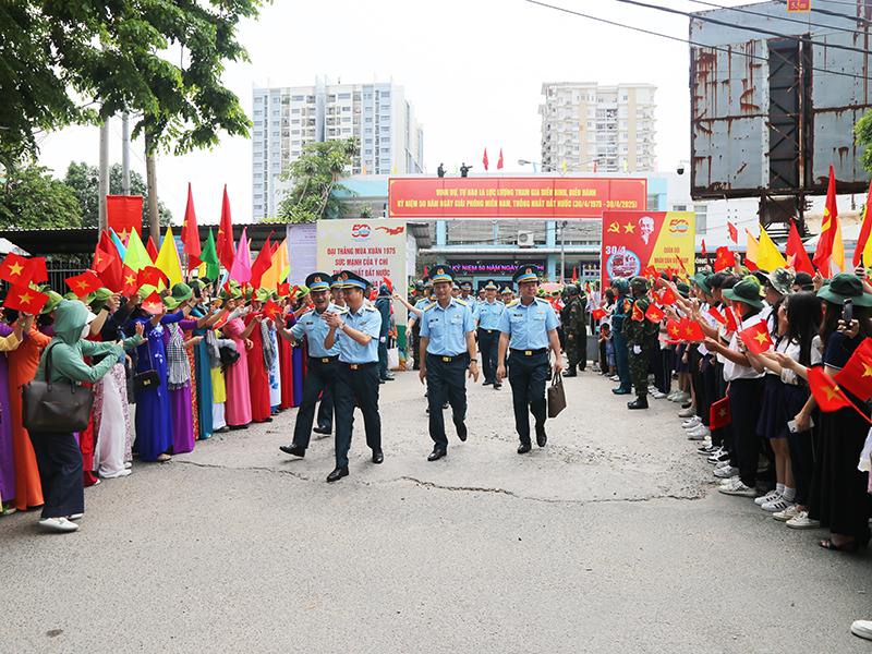 Các đơn vị Phòng không - Không quân phía Nam chào đón Đoàn cán bộ, chiến sĩ tham gia diễu binh, diễu hành tại Ga Biên Hòa