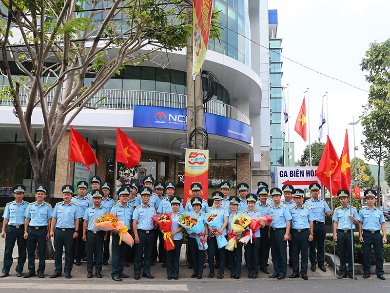 Các đơn vị Phòng không - Không quân phía Nam chào đón Đoàn cán bộ, chiến sĩ tham gia diễu binh, diễu hành tại Ga Biên Hòa