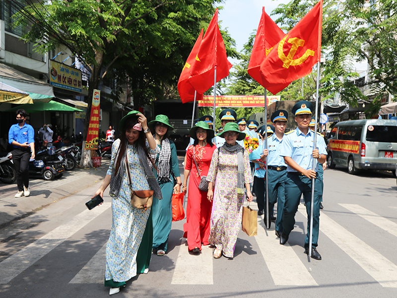 Các đơn vị Phòng không - Không quân phía Nam chào đón Đoàn cán bộ, chiến sĩ tham gia diễu binh, diễu hành tại Ga Biên Hòa