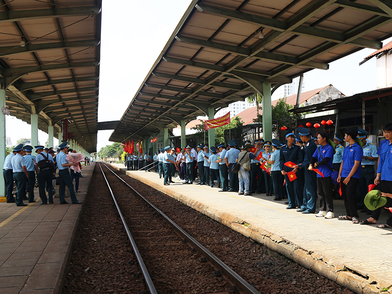 Các đơn vị Phòng không - Không quân phía Nam chào đón Đoàn cán bộ, chiến sĩ tham gia diễu binh, diễu hành tại Ga Biên Hòa