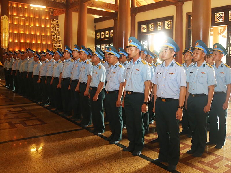 Cán bộ, chiến sĩ Tiểu đoàn Diễu binh, diễu hành Quân chủng Phòng không - Không quân tham quan Khu di tích lịch sử Địa đạo Củ Chi