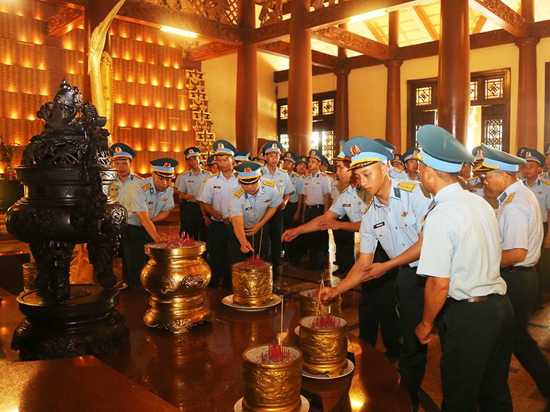 Cán bộ, chiến sĩ Tiểu đoàn Diễu binh, diễu hành Quân chủng Phòng không - Không quân tham quan Khu di tích lịch sử Địa đạo Củ Chi