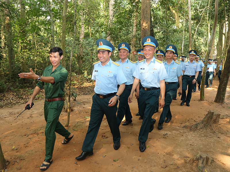 Cán bộ, chiến sĩ Tiểu đoàn Diễu binh, diễu hành Quân chủng Phòng không - Không quân tham quan Khu di tích lịch sử Địa đạo Củ Chi