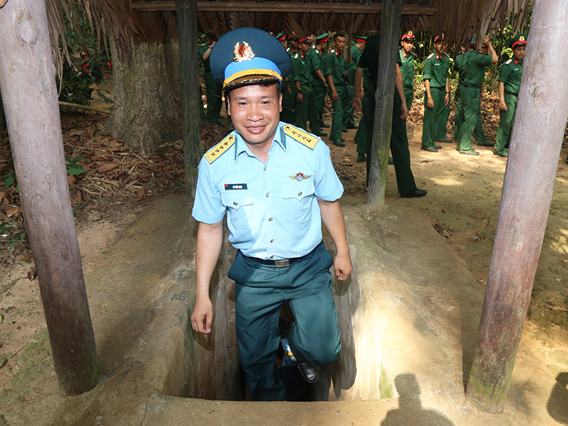 Cán bộ, chiến sĩ Tiểu đoàn Diễu binh, diễu hành Quân chủng Phòng không - Không quân tham quan Khu di tích lịch sử Địa đạo Củ Chi