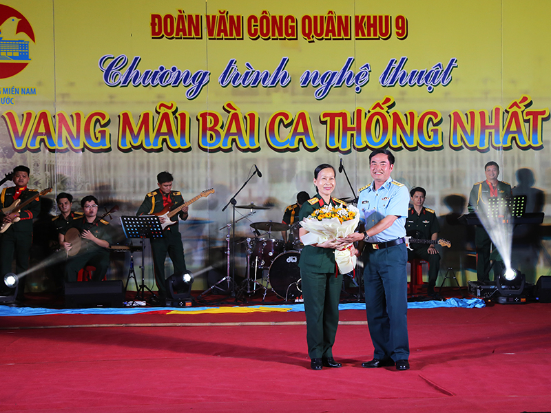 Đoàn Văn công Quân khu 9 biểu diễn phục vụ cán bộ, chiến sĩ Phòng không - Không quân thực hiện nhiệm vụ diễu binh, diễu hành.