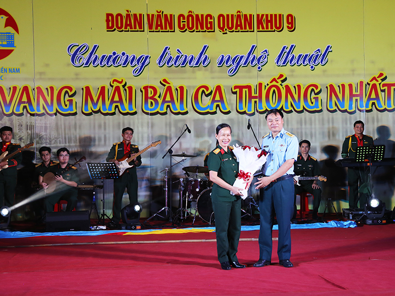 Đoàn Văn công Quân khu 9 biểu diễn phục vụ cán bộ, chiến sĩ Phòng không - Không quân thực hiện nhiệm vụ diễu binh, diễu hành.