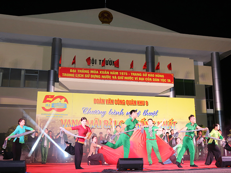 Đoàn Văn công Quân khu 9 biểu diễn phục vụ cán bộ, chiến sĩ Phòng không - Không quân thực hiện nhiệm vụ diễu binh, diễu hành.