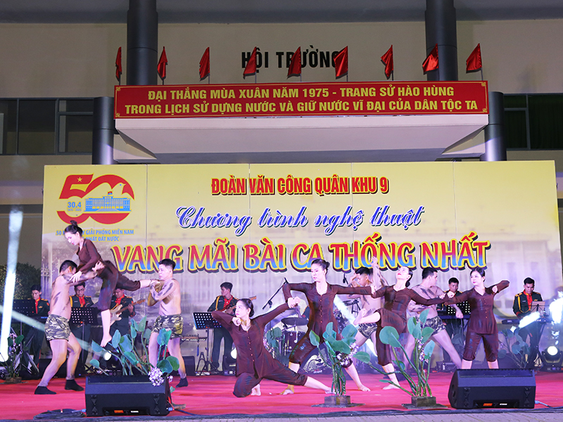 Đoàn Văn công Quân khu 9 biểu diễn phục vụ cán bộ, chiến sĩ Phòng không - Không quân thực hiện nhiệm vụ diễu binh, diễu hành.
