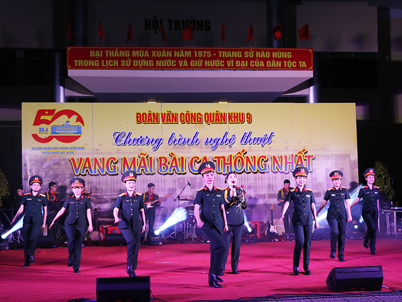 Đoàn Văn công Quân khu 9 biểu diễn phục vụ cán bộ, chiến sĩ Phòng không - Không quân thực hiện nhiệm vụ diễu binh, diễu hành.