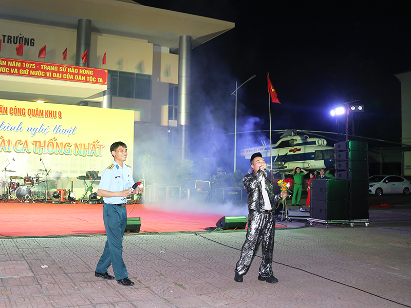 Đoàn Văn công Quân khu 9 biểu diễn phục vụ cán bộ, chiến sĩ Phòng không - Không quân thực hiện nhiệm vụ diễu binh, diễu hành.