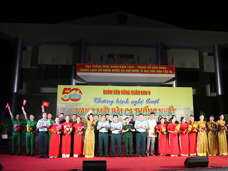 Đoàn Văn công Quân khu 9 biểu diễn phục vụ cán bộ, chiến sĩ Phòng không - Không quân thực hiện nhiệm vụ diễu binh, diễu hành.