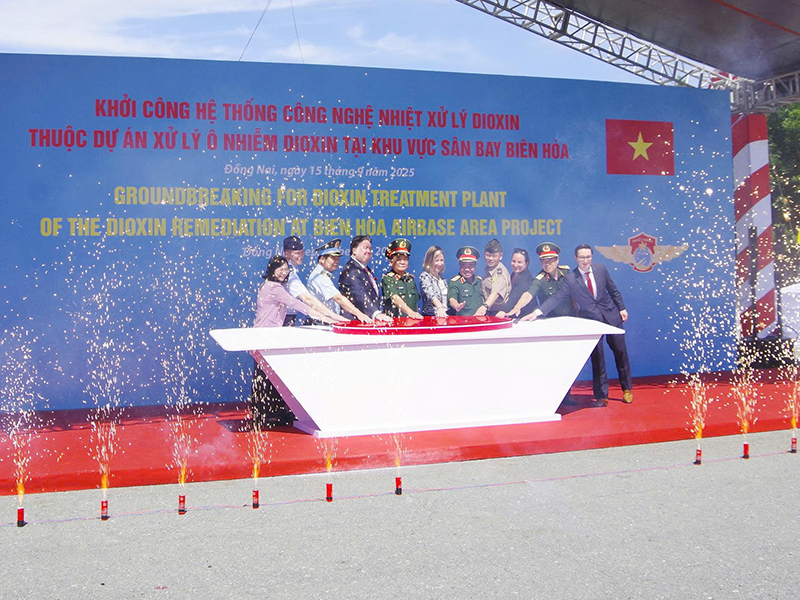 Bàn giao mặt bằng đất sạch và khởi công, ký kết nhiều dự án công nghệ hỗ trợ xử lý dioxin tại khu vực sân bay Biên Hòa