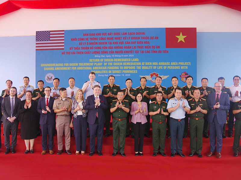 Bàn giao mặt bằng đất sạch và khởi công, ký kết nhiều dự án công nghệ hỗ trợ xử lý dioxin tại khu vực sân bay Biên Hòa