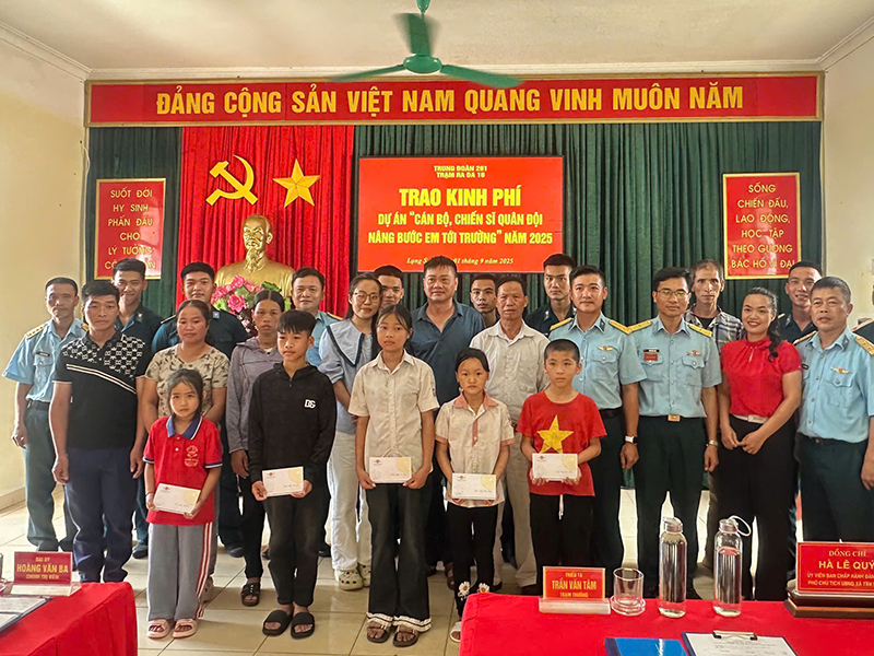 Trung đoàn Ra đa 291 trao kinh phí hỗ trợ các học sinh có hoàn cảnh khó khăn trên địa bàn tỉnh Lạng Sơn