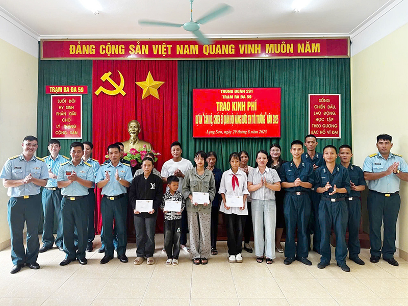 Trung đoàn Ra đa 291 trao kinh phí hỗ trợ các học sinh có hoàn cảnh khó khăn trên địa bàn tỉnh Lạng Sơn