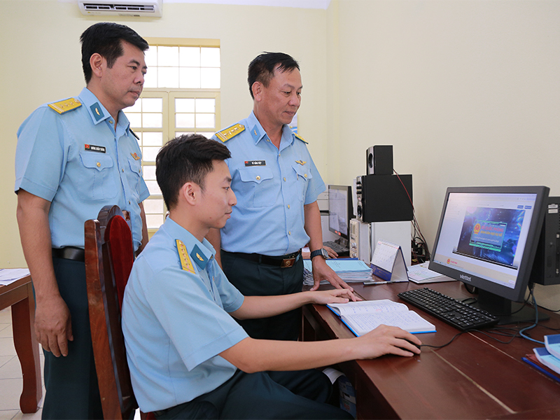 Đẩy mạnh Phong trào “Bình dân học vụ số” trong Quân chủng Phòng không - Không quân