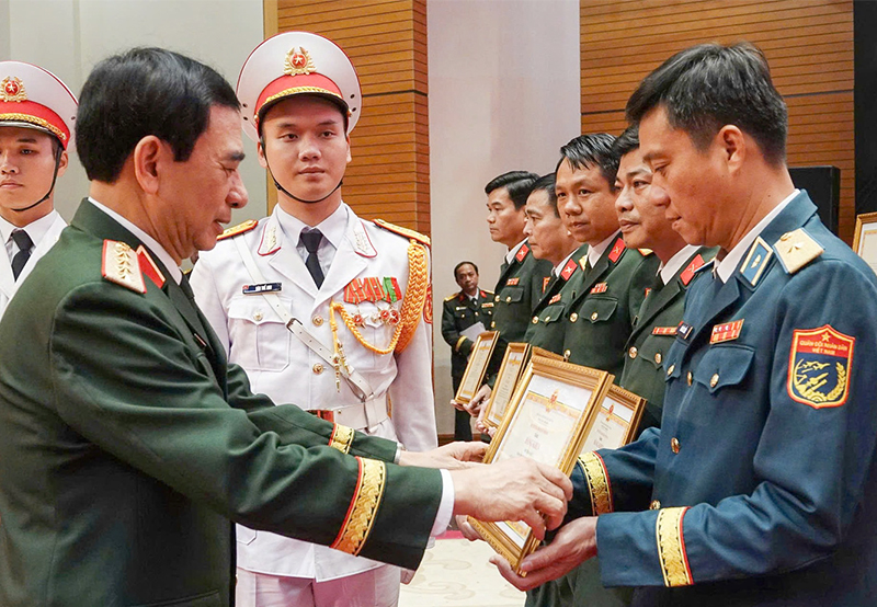 Nhiều tập thể, cá nhân thuộc Quân chủng Phòng không - Không quân được Bộ Quốc phòng tuyên dương, khen thưởng trong tham gia nhiệm vụ A80