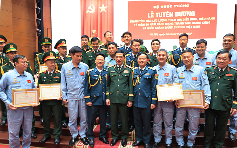 Nhiều tập thể, cá nhân thuộc Quân chủng Phòng không - Không quân được Bộ Quốc phòng tuyên dương, khen thưởng trong tham gia nhiệm vụ A80