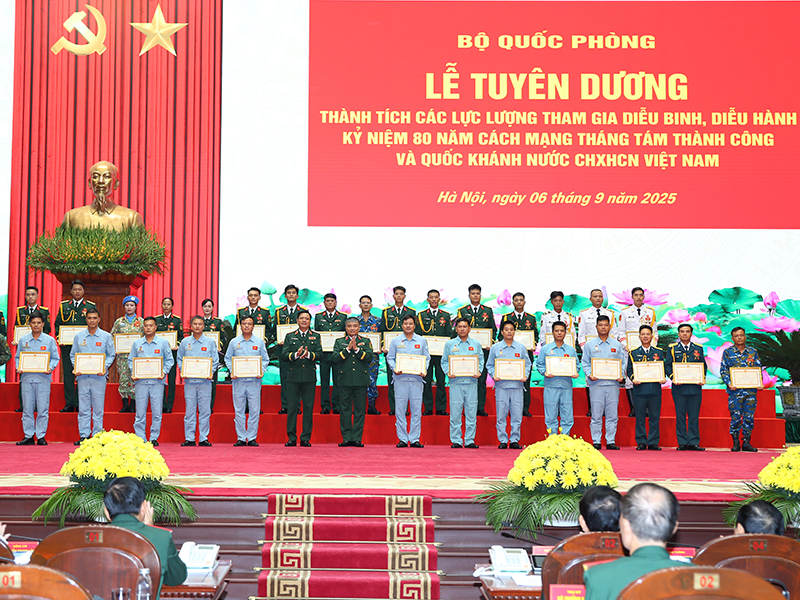 Nhiều tập thể, cá nhân thuộc Quân chủng Phòng không - Không quân được Bộ Quốc phòng tuyên dương, khen thưởng trong tham gia nhiệm vụ A80