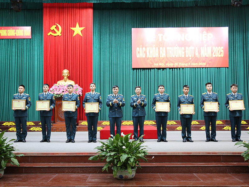 Học tập và làm theo lời Bác ở Học viện PK-KQ
