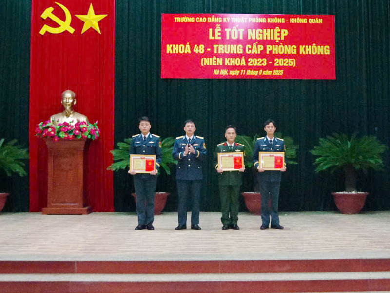 Trường Cao đẳng Kỹ thuật Phòng không - Không quân tổ chức Lễ tốt nghiệp Khóa 48 - Trung cấp Phòng không