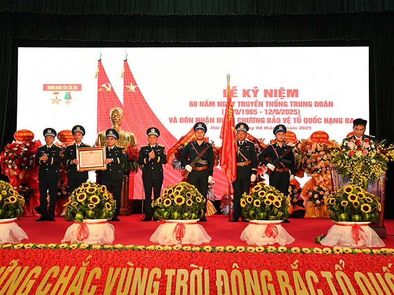 Trung đoàn 285 kỷ niệm 60 năm Ngày truyền thống và đón nhận Huân chương Bảo vệ Tổ quốc hạng Ba