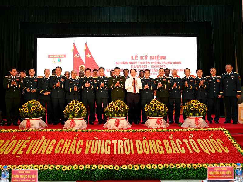 Trung đoàn 285 kỷ niệm 60 năm Ngày truyền thống và đón nhận Huân chương Bảo vệ Tổ quốc hạng Ba