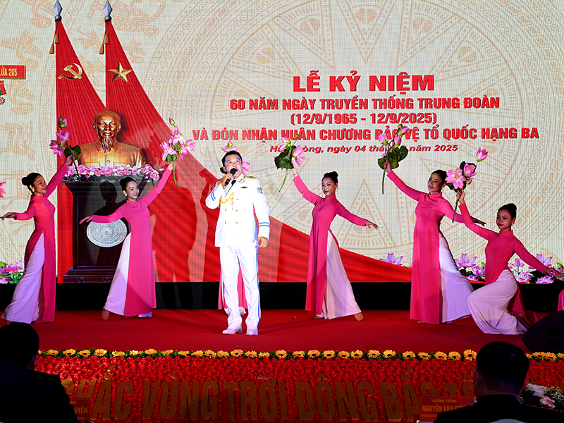 Trung đoàn 285 kỷ niệm 60 năm Ngày truyền thống và đón nhận Huân chương Bảo vệ Tổ quốc hạng Ba