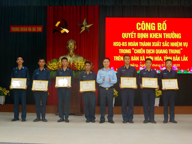 Trung đo&agrave;n 290 khen thưởng c&aacute;c c&aacute; nh&acirc;n ho&agrave;n th&agrave;nh xuất sắc nhiệm vụ trong &ldquo;Chiến dịch Quang Trung&rdquo;