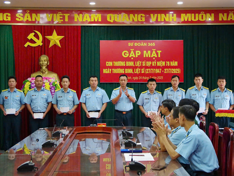 Sư đoàn 365 tổ chức gặp mặt, tặng quà thân nhân thương binh, liệt sĩ đang công tác tại đơn vị