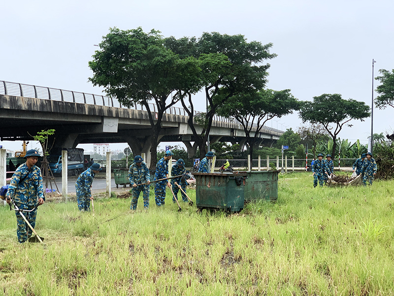 Trung đoàn 290 tham gia tổng vệ sinh môi trường, củng cố cảnh quan đô thị