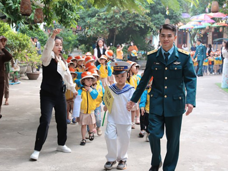 Trung đoàn 64 phối hợp với các Nhà trường trên địa bàn tổ chức hoạt động ngoại khóa cho học sinh