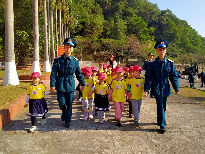 Trường mầm non Sơn Ca, quận Hồng Bàng, TP Hải Phòng tham quan, trải nghiệm thực tế tại Sư đoàn 363