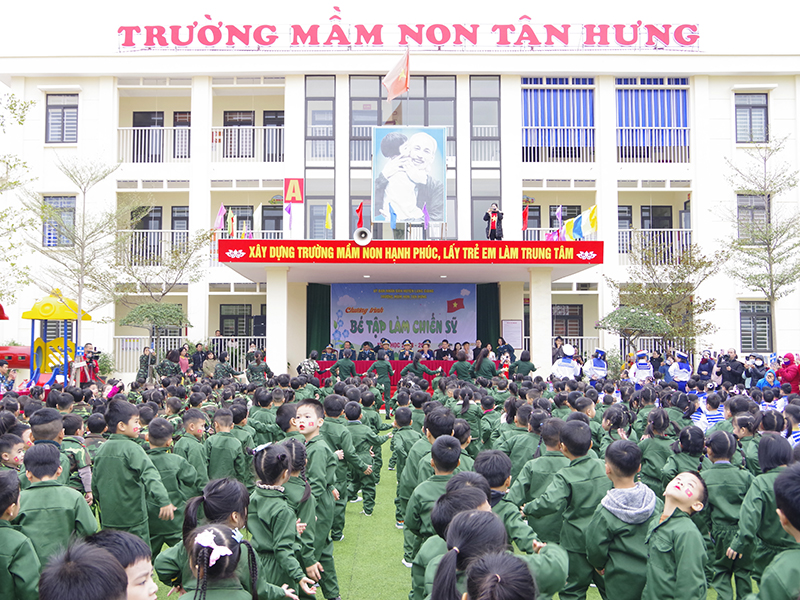 Sư đoàn 365 phối hợp với Trường Mầm non Tân Hưng, huyện Lạng Giang, tỉnh Bắc Giang tổ chức hoạt động trải nghiệm