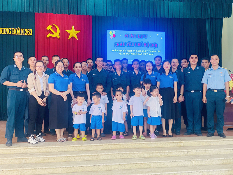 Trung đoàn 263 phối hợp các trường trên địa bàn tổ chức Chương trình tham quan, trải nghiệm “Cháu yêu chú bộ đội”