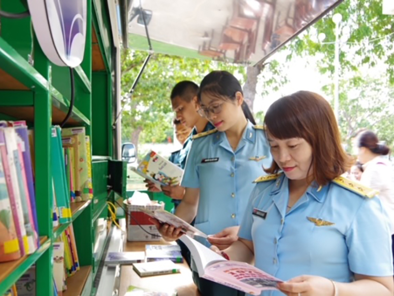 Thư viện tỉnh Ninh Thuận phối hợp với Trung đoàn 937 tổ chức trưng bày, giới thiệu tài nguyên thông tin và phục vụ xe Thư viện lưu động
