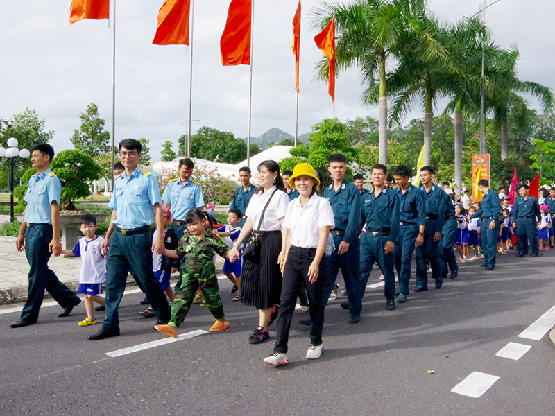 Trường Mầm non Cam Phúc Bắc, TP Cam Ranh, tỉnh Khánh Hòa tham quan, trải nghiệm thực tế tại Sư đoàn 377