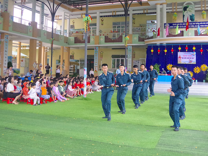 Trung đoàn 591 tổ chức Chương trình giao lưu “Bé với chú bộ đội”