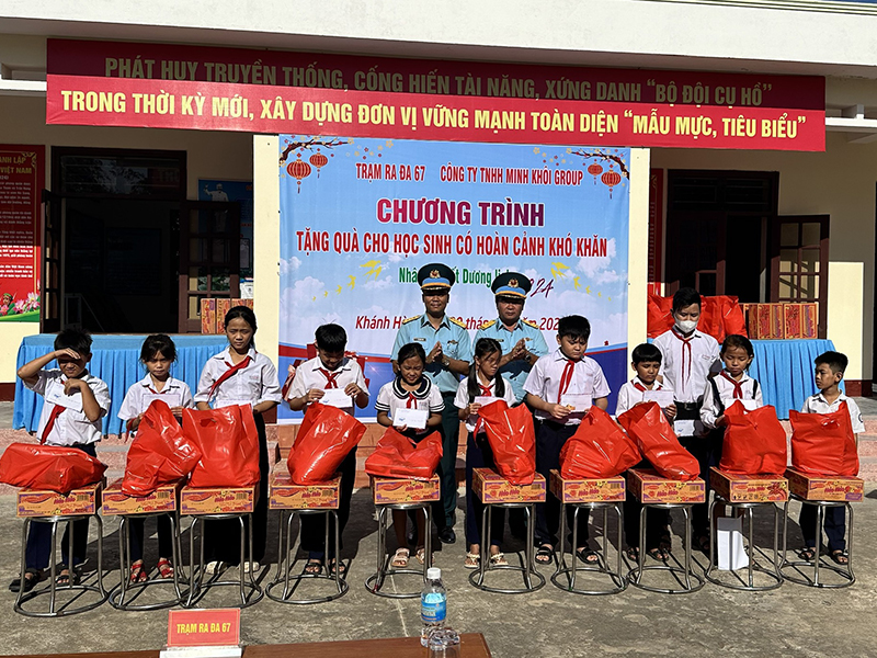 Trạm Ra đa 67, Trung đoàn 292 phối hợp tổ chức Chương trình tặng quà cho học sinh có hoàn cảnh khó khăn dịp Tết Dương lịch 2024