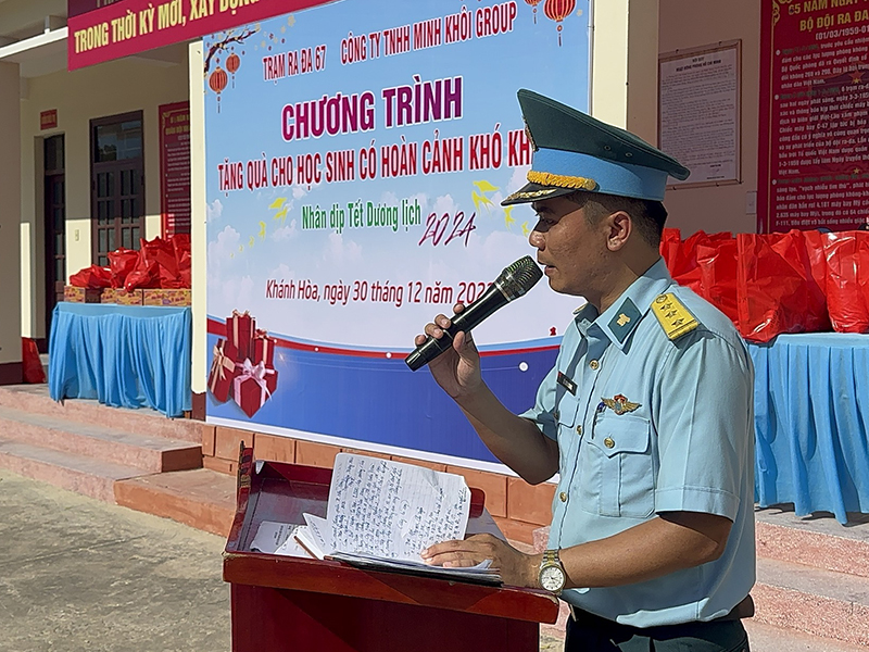Trạm Ra đa 67, Trung đoàn 292 phối hợp tổ chức Chương trình tặng quà cho học sinh có hoàn cảnh khó khăn dịp Tết Dương lịch 2024