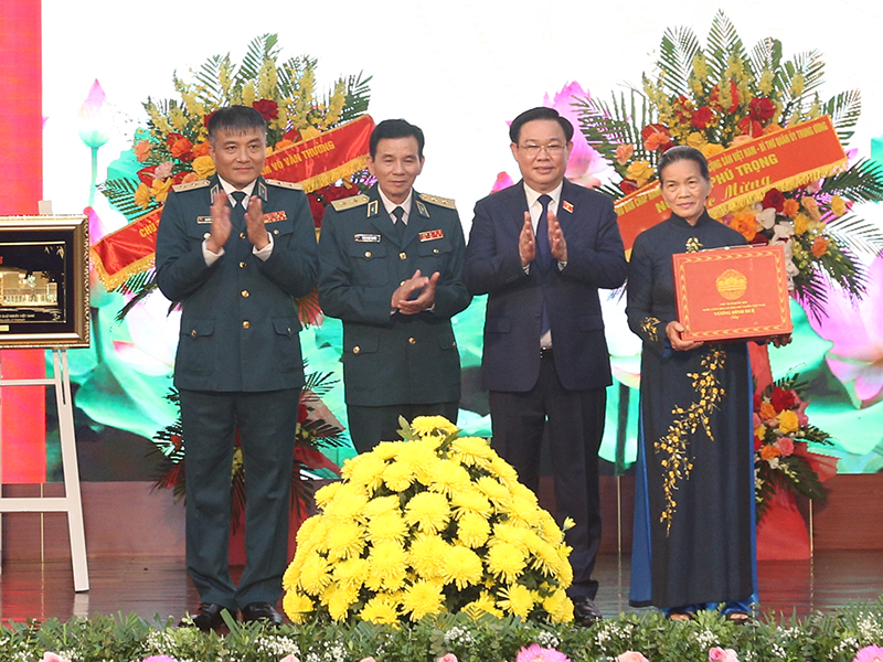 Chủ tịch Quốc hội Vương Đình Huệ dự Lễ kỷ niệm 60 năm Ngày truyền thống Quân chủng Phòng không - Không quân