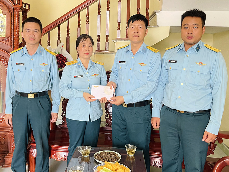 Sư đoàn 365 trao quà hỗ trợ cho quân nhân có hoàn cảnh gia đình đặc biệt khó khăn