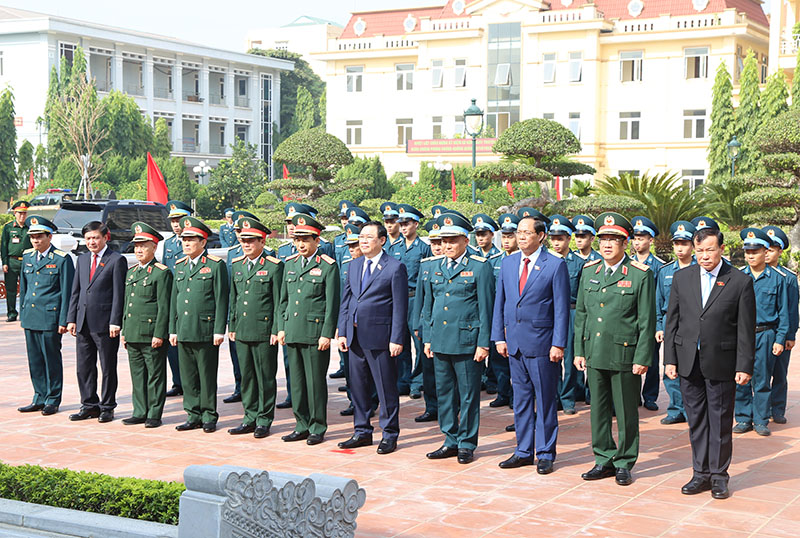 Chủ tịch Quốc hội Vương Đình Huệ dự Lễ kỷ niệm 60 năm Ngày truyền thống Quân chủng Phòng không - Không quân