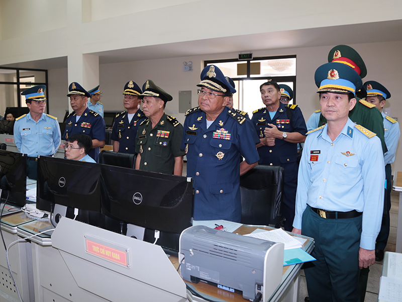 Đoàn Tư lệnh Không quân Hoàng gia Campuchia thăm và làm việc tại Quân chủng Phòng không - Không quân