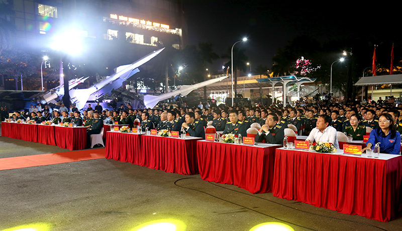Vinh quang người chiến sĩ canh trời