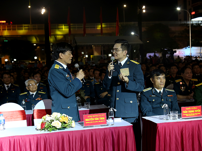 Vinh quang người chiến sĩ canh trời