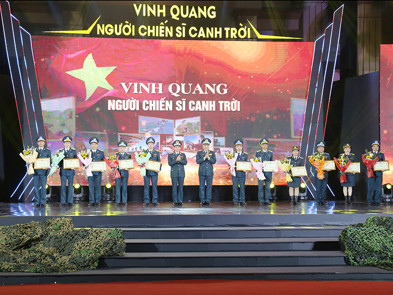 Vinh quang người chiến sĩ canh trời